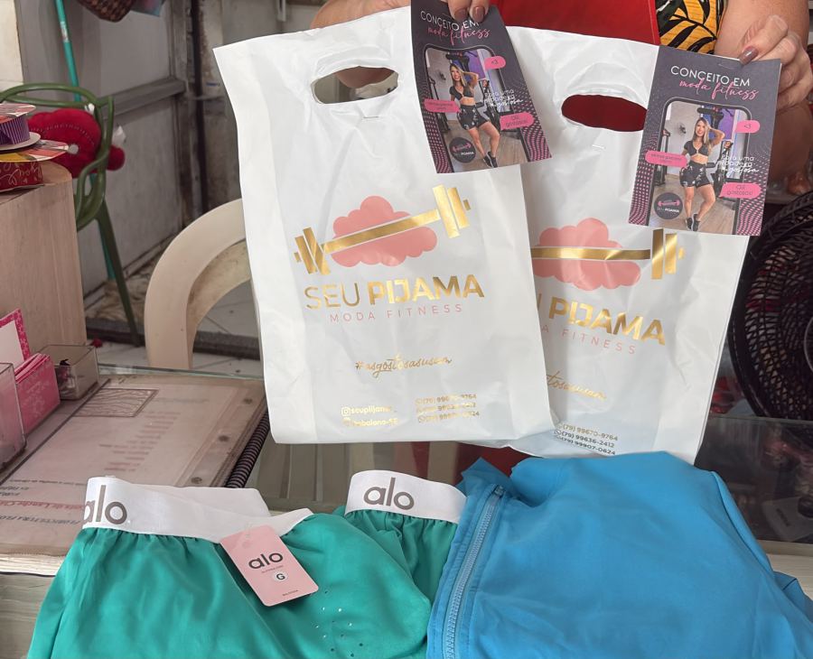 Sacolas com os prêmios: shorts e casaco corta-vento da rifa